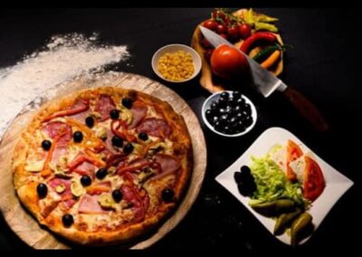 eine pizza mit schinken und salami