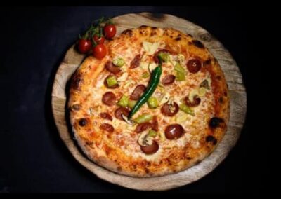eine schön servierte pizza mit sucuk
